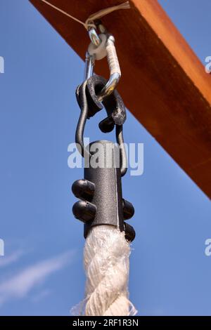 Kletterseil, das vom Spielplatz im Freien hängt. Stockfoto