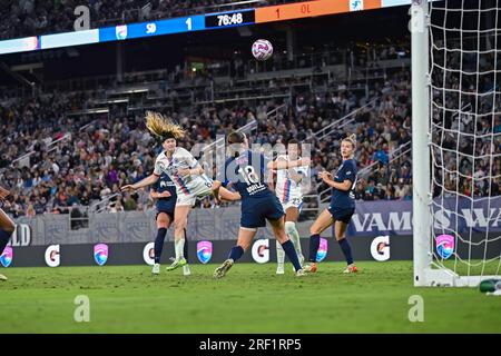 San Diego, Kalifornien, USA. 24. Juni 2023. OL regiert den Forward Bethany Balcer (8), nachdem er während eines NWSL-Fußballspiels zwischen OL Reign und dem San Diego Wave FC im Snapdragon Stadium in San Diego, Kalifornien, den Ball auf das siegreiche Tor gelenkt hat. Justin Fine/CSM/Alamy Live News Stockfoto