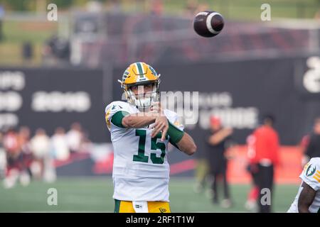 Ottawa, Kanada. 30. Juni 2023. Taylor Cornelius (15), Quarterback von Edmonton Elks, wärmt sich auf, bevor das CFL-Spiel zwischen Edmonton Elks und Ottawa Redblacks im TD Place Stadium in Ottawa, Kanada, stattfindet. Daniel Lea/CSM(Kreditbild: © Daniel Lea/Cal Sport Media). Kredit: csm/Alamy Live News Stockfoto