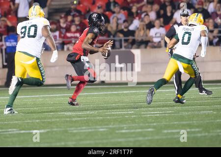 Ottawa, Kanada. 30. Juni 2023. Ottawa Redblacks Quarterback Tyrie Adams (7) läuft, um der Hektik beim CFL-Spiel zwischen Edmonton Elks und Ottawa Redblacks zu entkommen, das im TD Place Stadium in Ottawa, Kanada, stattfindet. Daniel Lea/CSM/Alamy Live News Stockfoto