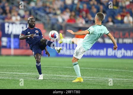 12. Juli 2023; Foxborough, MA, USA; New England Revolution Mittelfeldspieler Ema Boateng (18) und Atlanta United Verteidiger Brooks Lennon (11) in Aktion während des MLS-Spiels zwischen Atlanta United und New England Revolution. Anthony Nesmith/CSM Stockfoto