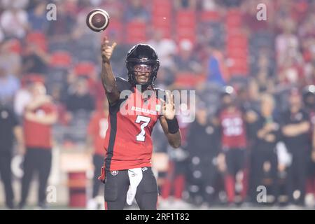 Ottawa, Kanada. 30. Juni 2023. Ottawa Redblacks Quarterback Tyrie Adams (7) wirft während des CFL-Spiels zwischen Edmonton Elks und Ottawa Redblacks im TD Place Stadium in Ottawa, Kanada. Daniel Lea/CSM/Alamy Live News Stockfoto