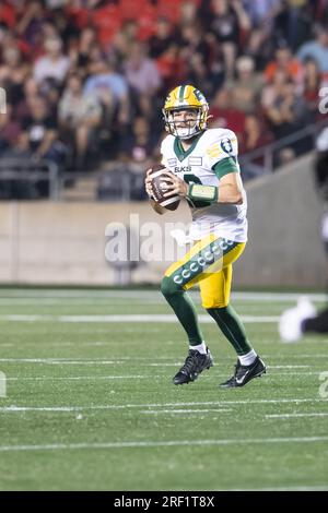 Ottawa, Kanada. 30. Juni 2023. Edmonton Elks Quarterback Jarret Doege (12) spielt beim CFL-Spiel zwischen Edmonton Elks und Ottawa Redblacks im TD Place Stadium in Ottawa, Kanada, mit dem Ball. Daniel Lea/CSM/Alamy Live News Stockfoto