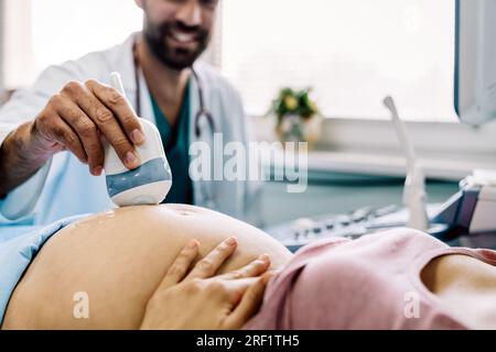 Abgeschnittene Aufnahme einer Schwangeren während eines Ultraschalls im Krankenhaus, Klinik. Stockfoto