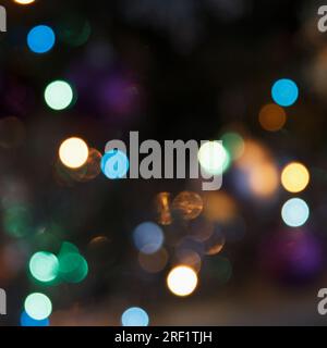 Verschwommener Hintergrund, Abstraktion eines Nachturlaubs, Party, mehrfarbige Lichter, Schönheit Stadtleben Stockfoto