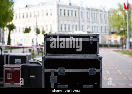 Kisten für Musikgeräte. Professionelle Bühnenausrüstung ist in speziellen Kartons verpackt. Stockfoto