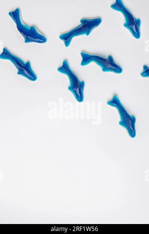 Blaue Gummihaie, süße Süßigkeiten isoliert auf weißem Hintergrund, Stockfoto