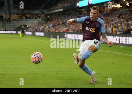 26. Juli 2023: Aston Villa Verteidiger Lucas Digne (12) schickt während des Fußball-/Fußballspiels der Premier League Summer Series zwischen Aston Villa und dem FC Fulham, Exploria Stadium, Orlando, Florida, USA, in der ersten Hälfte einen Ball rüber. (Fotograf: Peter Joneleit/CSM Images) Stockfoto