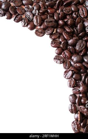 Geröstete Kaffeebohnen auf weißem Hintergrund Stockfoto
