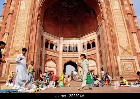 Straßenverkäufer vor dem Siegertor „Buland Darwaza“, Dargah, Mogul-Stadt, erbaut 1569-1585 unter Kaiser Akbar, Jami Masjid Moschee, Moschee Stockfoto