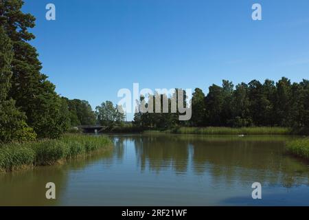 Urbane Landschaft mit Meer und Brücke bei klarem Sommerwetter, Kuusisaari, Helsinki, Finnland. Stockfoto