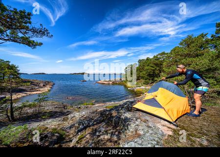 Kajakfahren und Camping auf der Insel Järvö, Kirkkonummi, Finnland Stockfoto