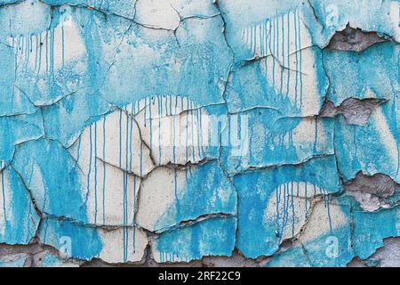 Lack läuft über die alte beschädigte gerissene Betonwand als Grundierhintergrund Stockfoto