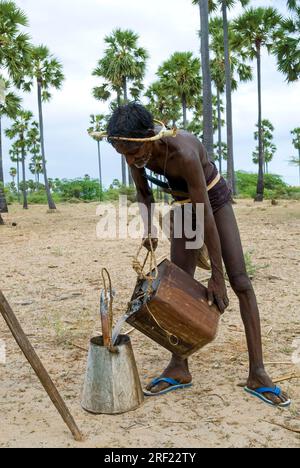 palmsaft von Tapper bei Tiruchendur, Tamil Nadu, Südindien, Indien und Asien gesammelt Stockfoto