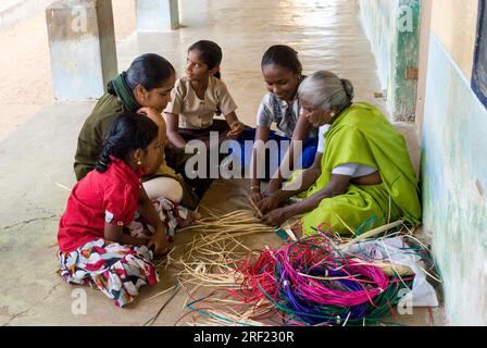 Eine alte Dame, die in Manapad in der Nähe von Tiruchendur, Tamil Nadu, Südindien, Indien, Asien Palmenblätter herstellt. Handwerk Stockfoto