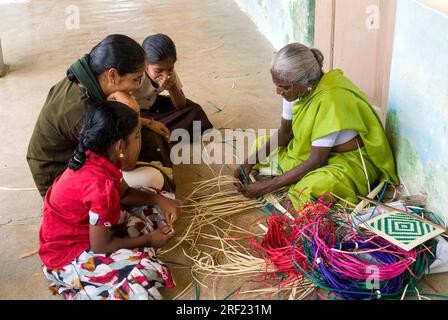 Eine alte Dame, die in Manapad in der Nähe von Tiruchendur, Tamil Nadu, Südindien, Indien, Asien Palmenblätter herstellt. Handwerk Stockfoto