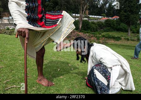 Toda Way of salutation Seessing, Nilgiris, Ooty Udhagamandalam, Tamil Nadu, Südindien, Indien, Asien. Ältere werden mit großem Respekt behandelt, und Stockfoto