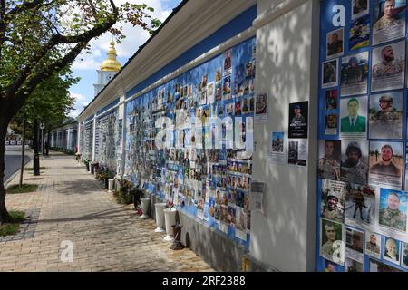 An der Mauer von St. Michaels Kloster, Kiew, die Gesichter ukrainischer Soldaten, die im Krieg gegen Russland getötet wurden Stockfoto