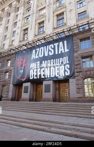 Auf der Fassade des rathauses von kiew fordert ein Banner die Freilassung der Verteidiger von Mariupol Stockfoto