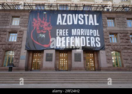 Auf der Fassade des rathauses von kiew fordert ein Banner die Freilassung der Verteidiger von Mariupol Stockfoto