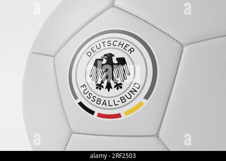 LONDON, Großbritannien - Juli 2023: Nahaufnahme des Logos der deutschen Fußballnationalmannschaft auf einem Fußball. 3D-Rendering Stockfoto