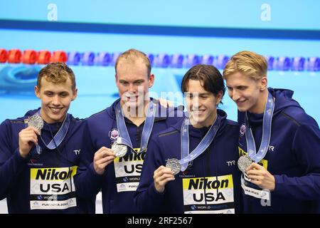 Das Team USA feiert mit seinen Silbermedaillen für das 4 x 200m cm große Freestyle Relay-Finale der Herren bei den World Aquatics Championships Fukuoka 2023 am 28. Juli 2023 in Fukuoka, Japan. Kredit: YUTAKA/AFLO SPORT/Alamy Live News Stockfoto