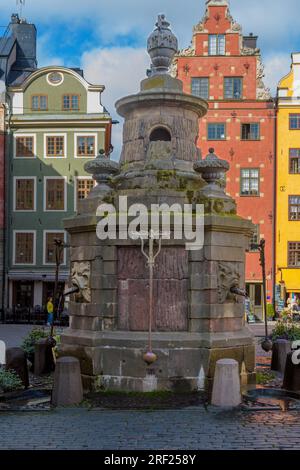 Der alte Brunnen am Stortorget in Stockholm. Stockfoto