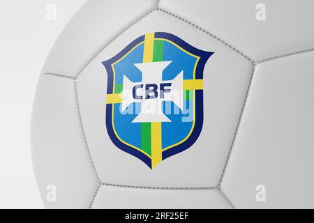 LONDON, Großbritannien - Juli 2023: Nahaufnahme des brasilianischen Fußballnationalmannschaftslogos auf einem Fußball. 3D-Rendering Stockfoto
