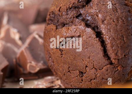 Große Stücke echter Schokolade und Schokoladenkuchen, in mehrere Stücke Schokolade aus Kakao, natürliche Speisen und Gebäck aus CO zerlegt Stockfoto