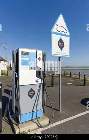 Ein Genie Point Schnellladegerät für Elektrofahrzeuge auf dem Parkplatz in Appledore, North Devon, England. Stockfoto