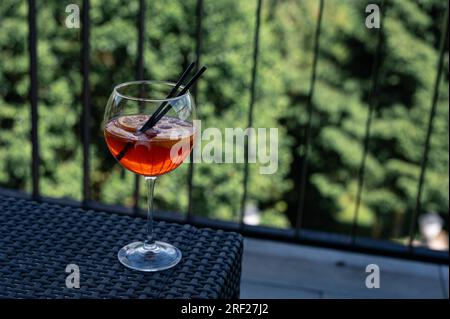 Ein Glas Spritz aperol Cocktail am Sommertag Stockfoto