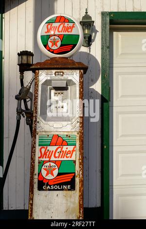 Die alte Zapfsäule enthält Sky Chief Benzin, das 1938 von Texaco eingeführt wurde. Stockfoto