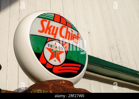 Die alte Zapfsäule enthält Sky Chief Benzin, das 1938 von Texaco eingeführt wurde. Stockfoto