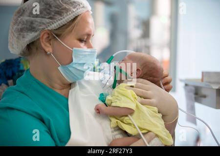 31. Mai 2021. Weißrussland, Gomil. Neugeborenen-Intensivstation. Der Arzt hält ein Neugeborenes in seinen Armen. Stockfoto