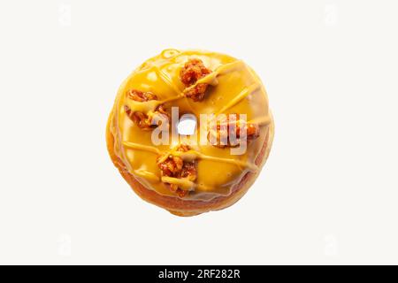 Gourmet-Fantasie Ahorn Walnuss Brioche Donut Clip maskiert auf weißem Hintergrund. Stockfoto