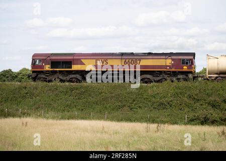 EWS Klasse 66 Diesellokomotive Nr. 66087 Pulling InterBulk Tanks, Warwickshire, Großbritannien Stockfoto