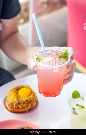 Eismocktails in einem Plastikbecher in einer Restaurantumgebung. Stockfoto