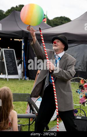 Ein Kinderunterhalter-Clown beim Warwick Folk Festival, Warwickshire, Großbritannien Stockfoto