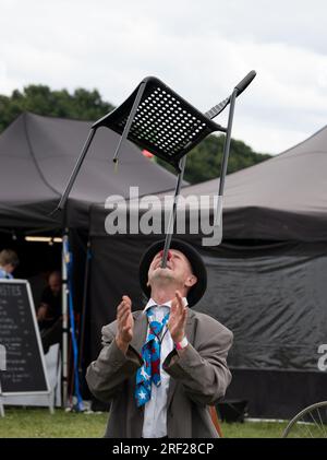 Ein Kinderunterhalter-Clown beim Warwick Folk Festival, Warwickshire, Großbritannien Stockfoto