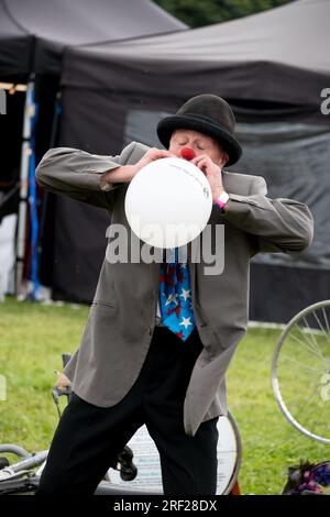 Ein Kinderunterhalter-Clown beim Warwick Folk Festival, Warwickshire, Großbritannien Stockfoto