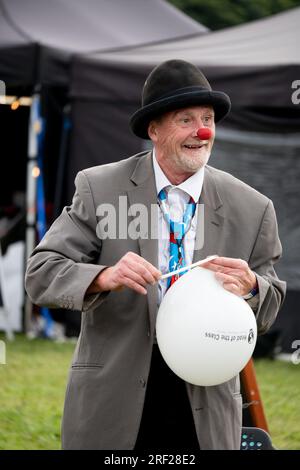 Ein Kinderunterhalter-Clown beim Warwick Folk Festival, Warwickshire, Großbritannien Stockfoto