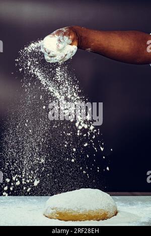 Soko Maismehl Home Backen FlourCapwell Industries Limited Weizenmehl von Hand auf den Teig verteilen Stockfoto