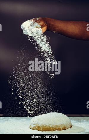 Soko Maismehl Home Backen FlourCapwell Industries Limited Weizenmehl von Hand auf den Teig verteilen Stockfoto