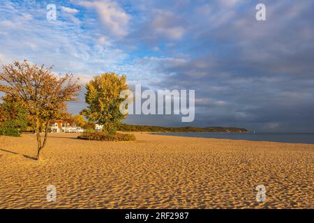 Breiter Sandstrand an der Ostsee am Morgen im Ferienort Sopot in Polen. Stockfoto