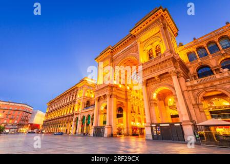 Mailand, Italien - Galerie Vittorio Emanuele auf dem Platz Piazza Duomo, Morgendämmerung beleuchtet. Stockfoto