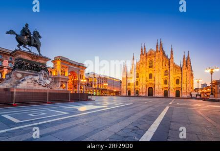 Mailand, Italien - Kathedrale Duomo di Milano und Vittorio Emanuele Galerie auf dem Platz Piazza Duomo, Morgendämmerung beleuchtet. Stockfoto