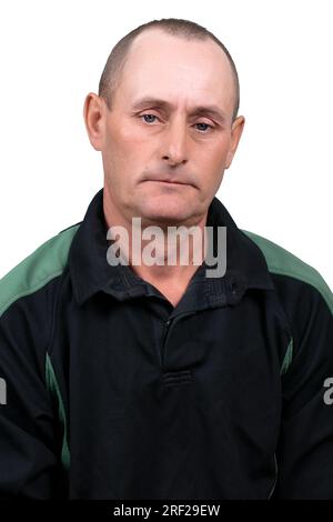 22. Oktober 2021. Weißrussland, das Dorf Zalipye. Nahaufnahme eines Mannes mittleren Alters auf weißem Hintergrund mit dünnem Gesicht und blauen Augen. Stockfoto