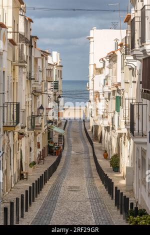 Blick auf eine enge und leere Straße in Nazare, Portugal. Stockfoto