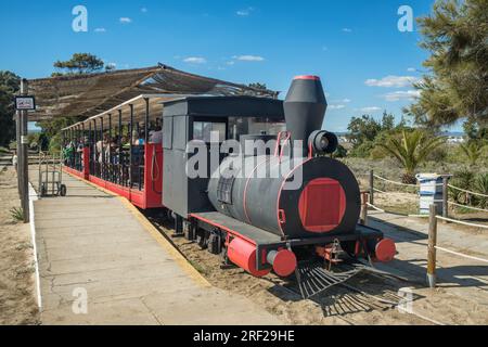 Retro-Zug am Barril Beach in der Nähe von Tavira, Portugal. Stockfoto