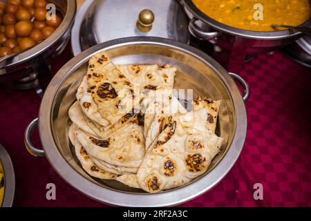 Kenianische Küche umfasst Ugali, Chapati, Githeri, Ziege, Nyama Choma, Eintöpfe, Samosas und Sukuma Wiki. Ugali ist ein Maismehl, ähnlich wie amerikanische Grütze, Stockfoto